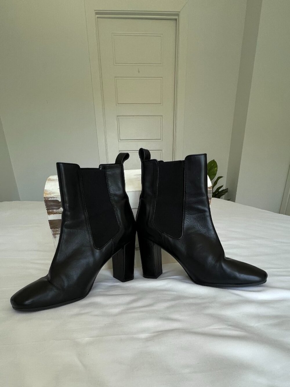 Stuart Weitzman Black Leather Chelsea Ankle Boots Heeled Womens Size 8 Booties